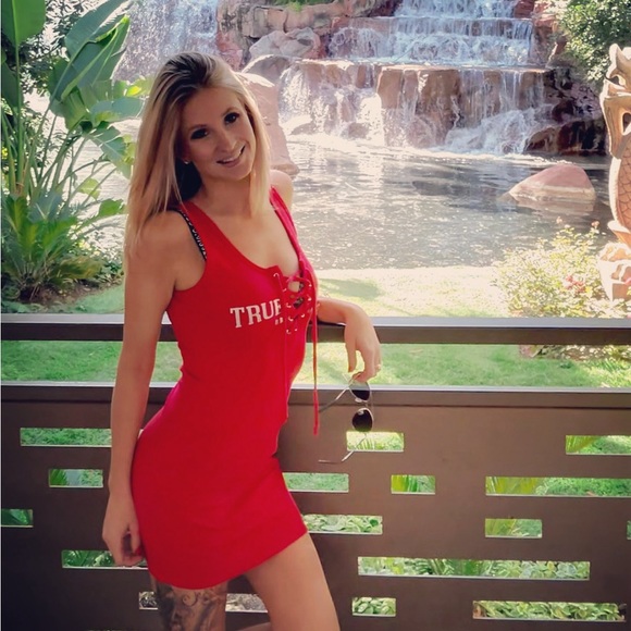 Meet your Posher, Nicole - Picture 4 of 5